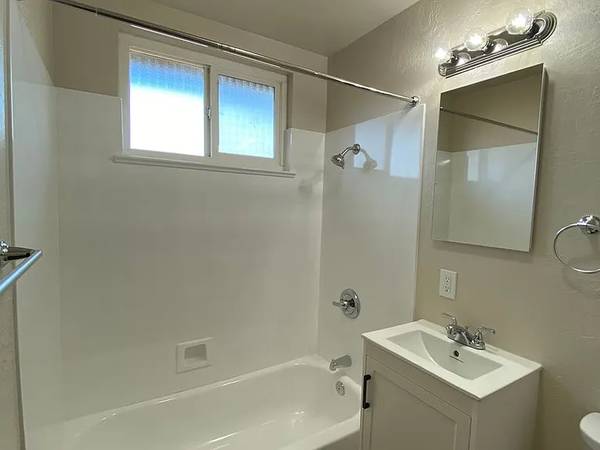 $1,050 / 2br - Remodeled 2 bedroom/1 bath duplex! (CA)64011321217794122