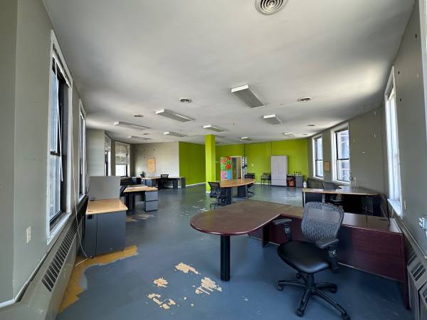 $2,300 / 900ft2 - LOFT OFFICE SPACE / WORK SPACE, ARTIST STUDIO  4554 #301 (Uptown)63960013956226121