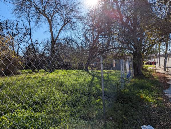 $1 / 12000ft2 - Commercial lot for rent (San Antonio)64148847151745122