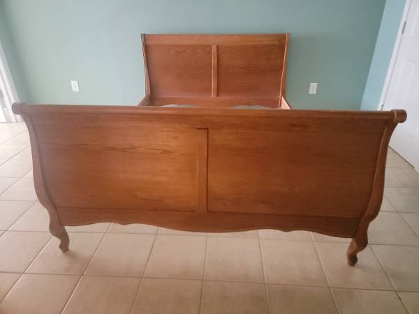 Beautiful solid wood queen sleigh bed by Universal Furniture 1