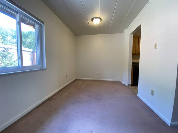 $1,050 / 2br - Stunning 2 BR at the Four Seasons in Quiet Plum Location! CALL TODAY!! (Plum / Monroeville / Oakmont / Penn Hills)64013370247043122