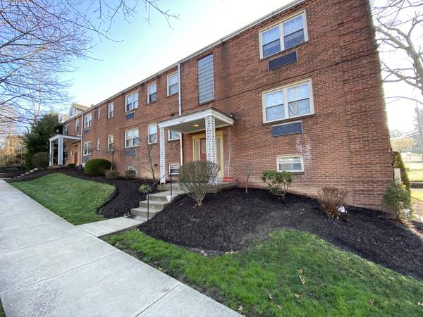 $1,095 / 2br - Bright Two Bedroom at Marlee Manor! Amazing Oakmont Location! Call Now (Oakmont/Plum/Verona/Plum Boro)63664544011393120