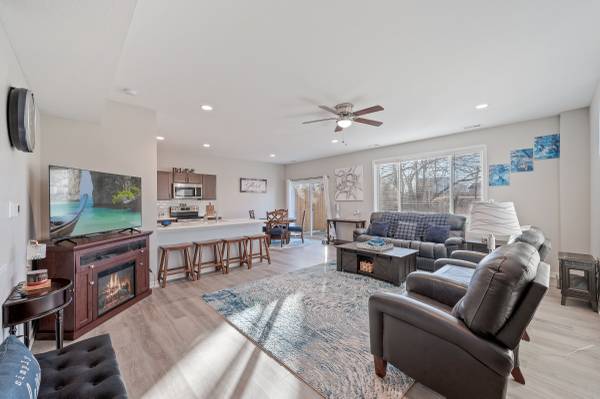 $235,000 / 3br - 1617ft2 - Meticulously maintained end-unit townhome in Pleasant Hill!! (Pleasant Hill, IA)64308410481283122