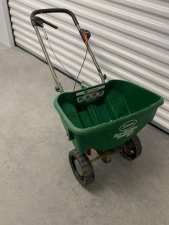 Scotts Turf Builder EdgeGuard DLX Broadcast Spreader 1