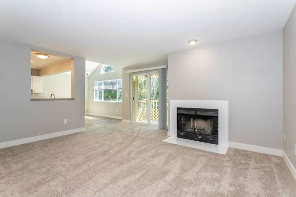 $1,945 / 2br - 933ft2 - Fluffy, Fido, and you! Our 2 Bed / 1.5 Bath is ready to move in. (Tacoma - West End)63659466207873122