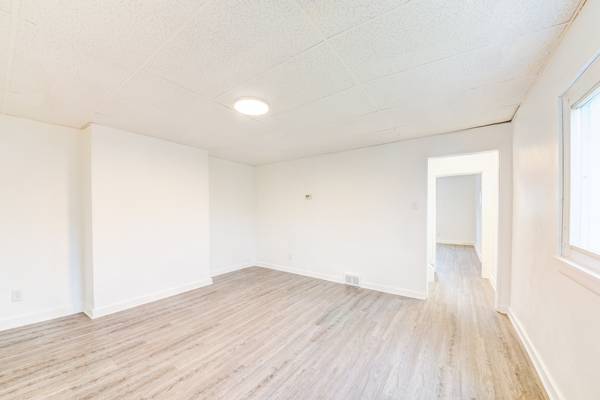 $1,199 / 3br - AVAILABLE NOW - 3 Bedroom Renovated Unit in the Heart of the Business64013205123970124