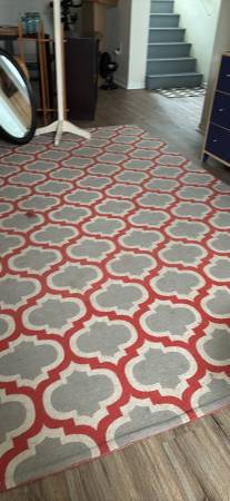 Alfombra de área roja/gris - $25 (Mound View Cedar Rapids)63435638481921121