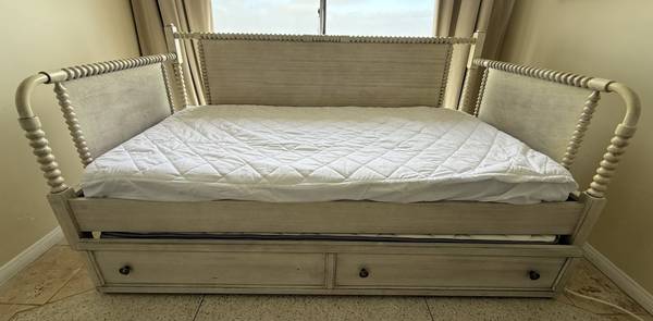 Spindle Daybed & Pull-Out Trundle INCLUDES 2 Twin Mattresses - Moving 1