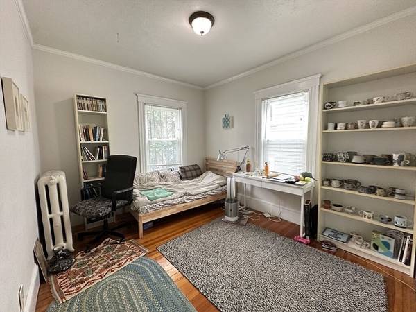 $1,075 / 4br - Beautiful spacious apartment, quiet one-way street 1 block from major (Jamaica Plain)63810039824257123