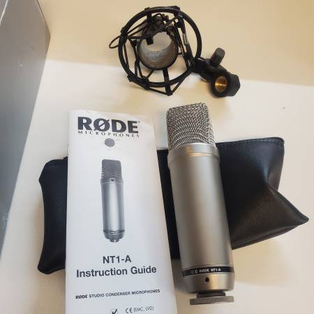 complete mic locker :  6 mics, tube pre-amp, cables, phantom power 1