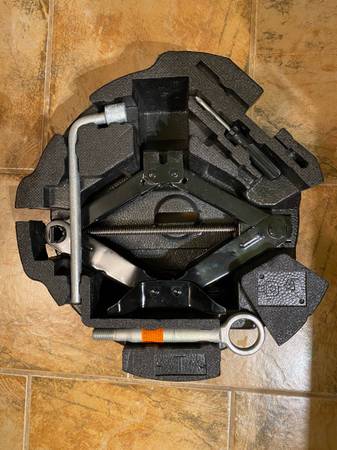 08-11 subaru scissors Jack and foam holder assembly 1