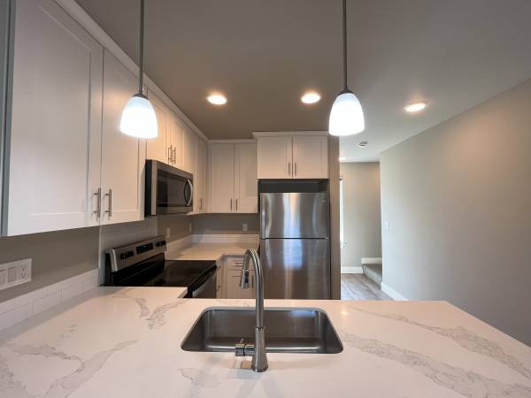 $2,195 / 3br - 1300ft2 - Elegant Three-Bedroom Home with Updated Kitchen & Vaulted Ceilings (Portland)63672582502147124