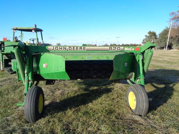 John Deere 820 1
