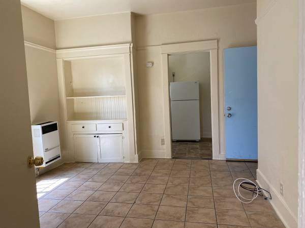 $1,495 / 1br - 750ft2 - One Bed One Bath - Wood Flrs, Gated, Parking Fridge and Stove Included (South Los Angeles)63953078684290124