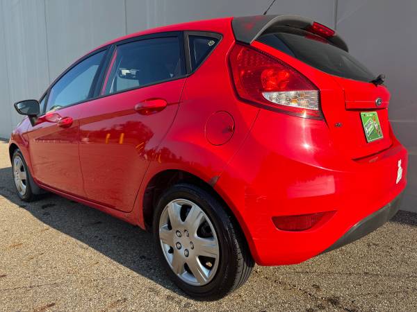 2013 Ford Fiesta SE - ¡Excelente rendimiento de combustible! - ¡39 MPG! - Solo 102 mil millas! - $3,995 (4623 State Route 43, Kent, Ohio)63436134756353122