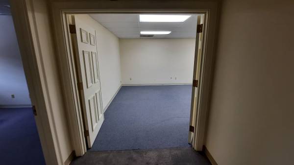 $475 / 550ft2 - BUSINESS SPACE DOWNTOWN PARKING, INCLUDES ELECTRIC, WATER - HIGH TRAFF (Erwin)64201866765569121