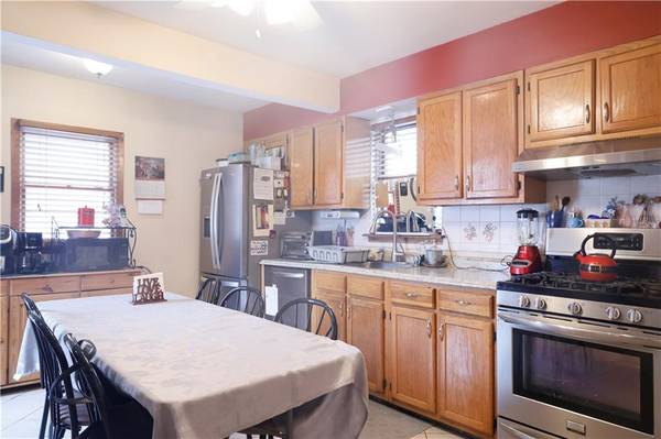 $555,000 / 2br - 900ft2 - 103 Abbey Ct (Gerritsen Beach)63816625574275122