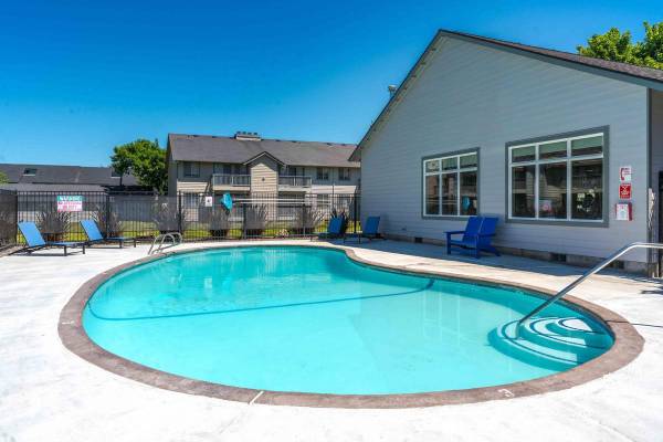 $1,606 / 2br - 932ft2 - Dog Run, Lots of cabinets, Amazon package lockers, Washer/Dryer64039058934403122