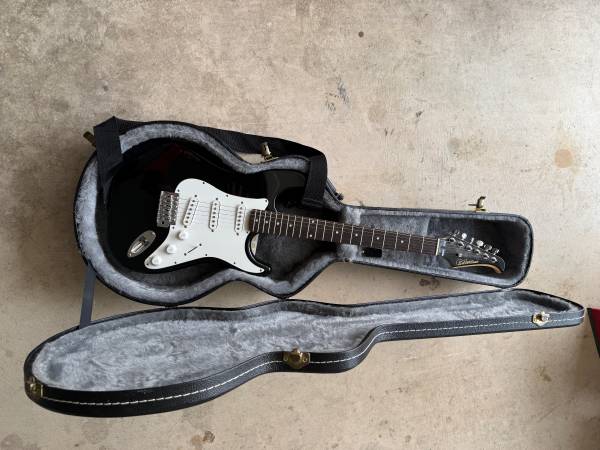 Silvertone Electric Guitar with Hard Case - $180 1