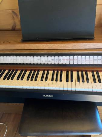 Rodgers 220 Digital keyboard with organ sounds 1