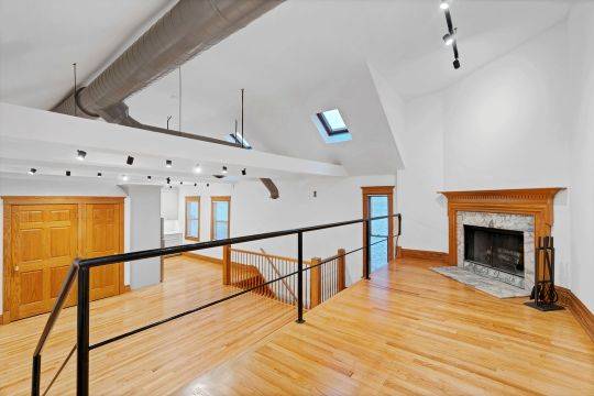 $3,995 / 3br - 2239 N. Clybourn Ave. Unit 2 - ONE MONTH FREE!! (Lincoln Park)63960014492034124