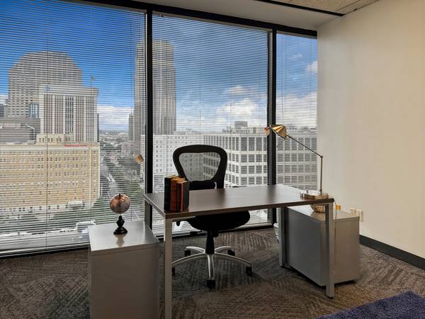 $624 🌟 Sleek Downtown Office with a View – Elevate Your Workday! (Central Business District)64151633604993122