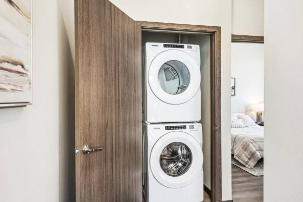 $1,635 / 513ft2 - Impeccable Studio/1 BA with Private Balcony & Garage Parking (Tacoma)64031310361731122