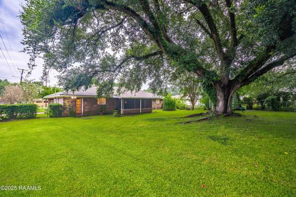 $239,000 / 3br - ¡Una casa que debe ver, que combina comodidad, espacio y carácter! (Lafayette)63857516877313122