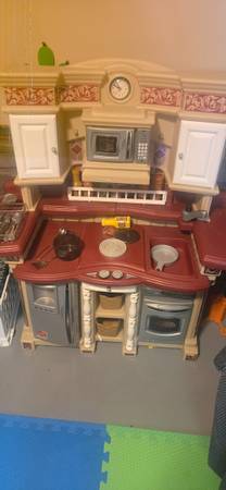 Play kitchen 1