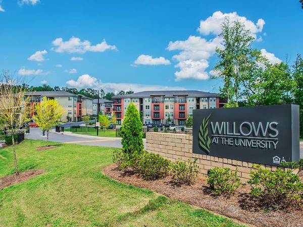 $1,437 / 2br - 1102ft2 - Spacious Walk In Closets, Coffee Bar, Kitchen Islands (Open Space Parking in Community)63925335300867122