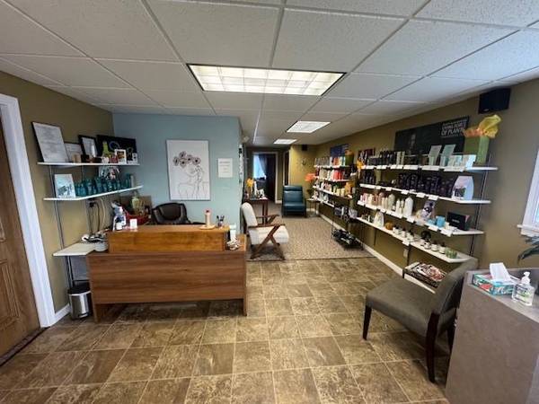$1,300 / 692ft2 - Prime Salon/Retail/Office Space in Neenah (692 sq ft) (Neenah)64163323638787123