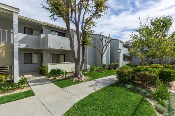 $2,115 / 2br - 914ft2 - Close to Shopping, Dining and Entertainment, Fitness Center64028083764994124