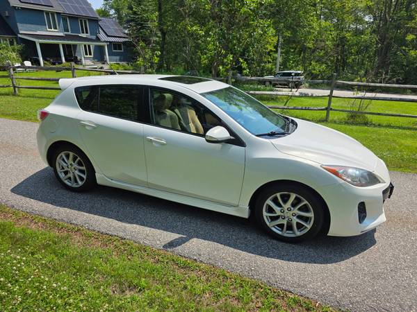 12 Mazda3 S Touring HB - MOONROOF /ALLOYS  SUMMIT RADIALS  Excellent - $5,600 (Chelmsford)63654727209731124