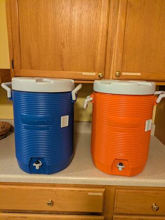 Rubbermaid 5 Gallon drinking water cooler 1