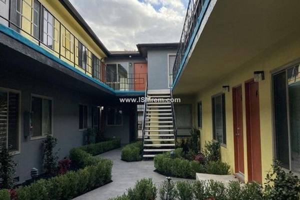 $2,595 / 2br - Off-Street Parking, Upgraded Kitchens (1222 West 39th Street, Los Angeles, CA)63840113939331123