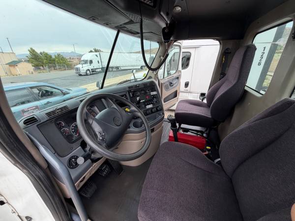 2018 Freightliner Cascadia - Photo 13