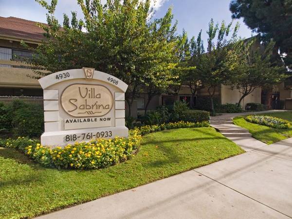 $2,448 / 1br - 982ft2 - 1 dormitorio más ático: estacionamiento cubierto, piscina, armarios empotrados (Sherman Oaks)63840112852097120