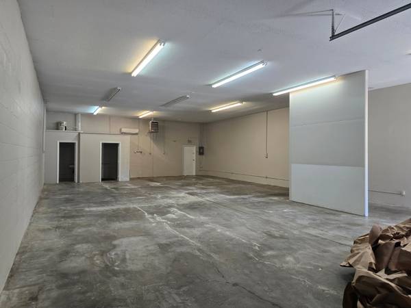 $1,950 / 2000ft2 - Industrial/Warehouse Building for Lease (Grants Pass)64192594591873121