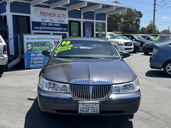 2000 LINCOLN TOWN CAR EXECUTIVE. TÍTULO LIMPIO, PASE DE SMOG, BAJAS MILLAS! - $4,999 (san mateo)63624192980355120