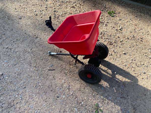 Earthway 80 lb pull behind fertilizer spreader 1