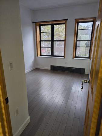 164-30 43RD AVE 3 BEDROOMS NEWLY RENOVATED NEAR #7 TRAIN AND 30MIN TO 1