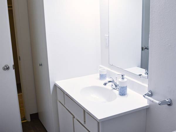 $1.365 / 2br - 2B en Halsey Street cerca de la Interestatal 84 - Espacio para comedor, Sala grande (Wilkes-Este)63841707242115122