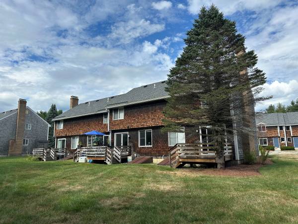 $2,400 / 2br - 980ft2 - End unit town home with fire place! 2 cats allowed. (Milford)63931925091203120