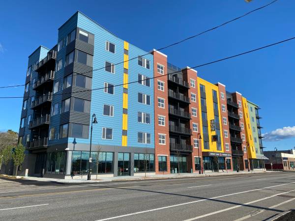 $1,999 / 1br - 588ft2 - Move-in SPECIAL----- TWO MO'S FREE --  1 Bedroom w/  Free HW and WiFi (409 Elm St, Manchester, NH)63656262426627121
