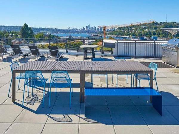 $1,997 / 1hab - 660ft2 - ¡Vistas impresionantes, ventanas grandes, lavadora/secadora e madera dura! ¡Imperdible! (Wallingford / Fremont)63852481731331120