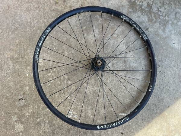 Bontrager Race Disc tubeless front wheel 1
