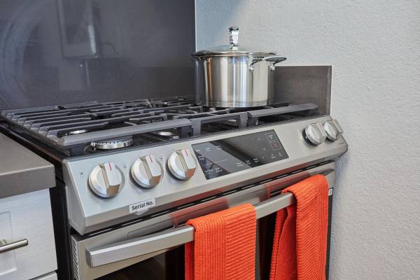 $3,059 / 2br - 997ft2 - Spacious Kitchens, Two Spas, Barbecues (Santa Clarita)63812226109953121