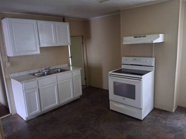 3 bedroom/ 1 bathroom 1