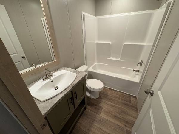 $1,249 / 2br - Upgrade Your Space Without Upgrading Your Budget! (Oakwood Forest)64027440700803120