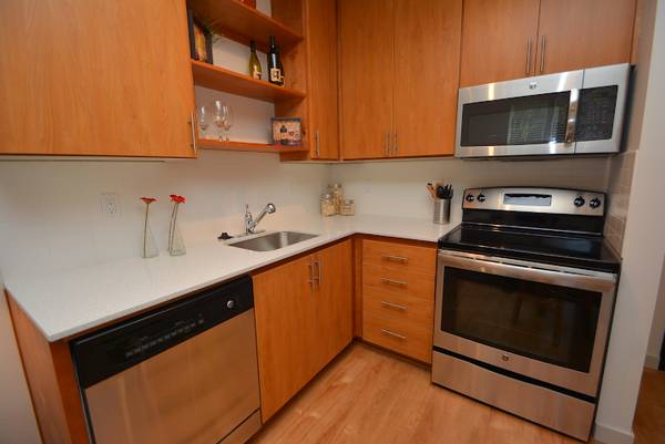 $1,495 / 1br - ¡Increíble departamento de 1 habitación en el último piso en Daveneaux! ¡Ven a verlo!! (NE Portland, NE Couch, Laurelhurst, Buckman)63831327929859121